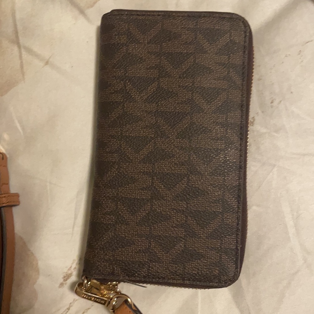 Michael Kors Crossbody Purse and Wallet - Picture 4 of 16